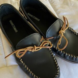 men’s Minnetonka camp style leather Mocs in size 10.5